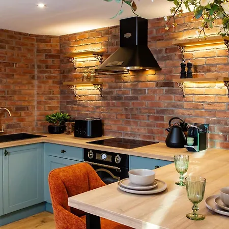 Edens Nest Stylish Centre Retreat With Views *