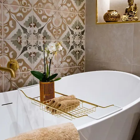 Edens Nest Stylish Centre Retreat With Views *