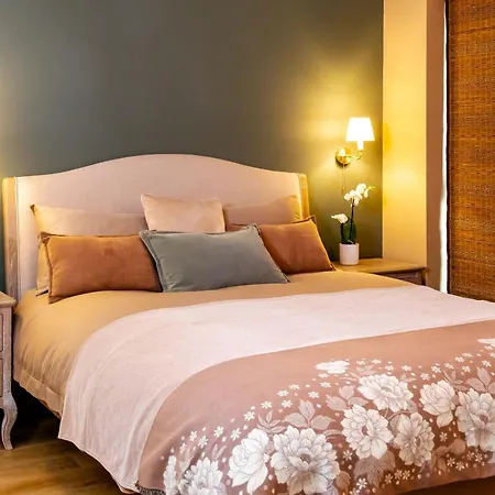 Edens Nest Stylish Centre Retreat With Views Appartement
