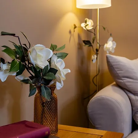 Edens Nest Stylish Centre Retreat With Views Apartman